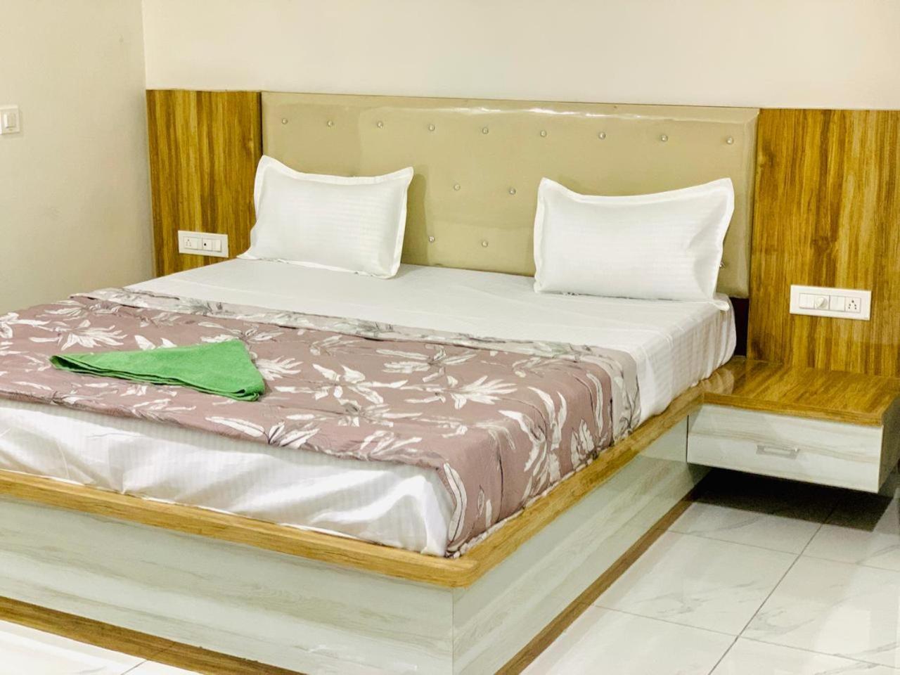 The Silver Tulip Otel Ludhiana Dış mekan fotoğraf